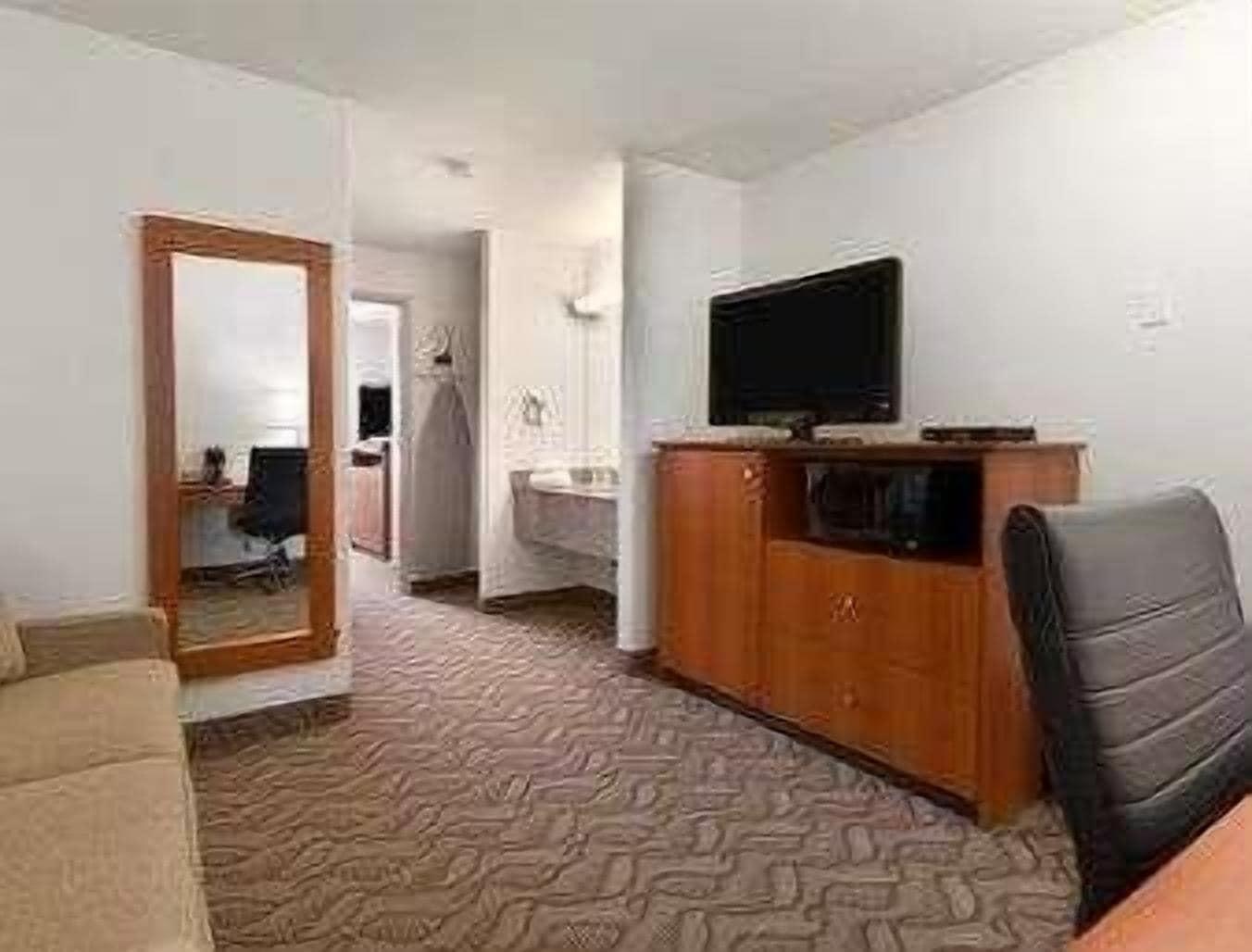 Hotel Super 8 By Wyndham Calgary Shawnessy Area Exterior foto