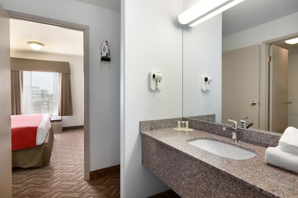 Hotel Super 8 By Wyndham Calgary Shawnessy Area Habitación foto
